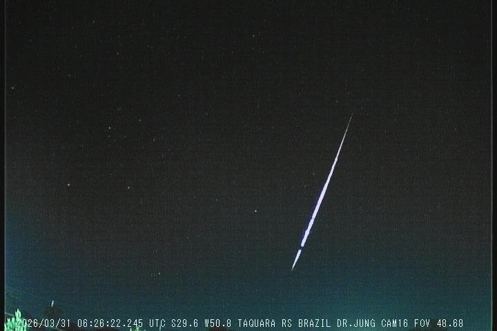 VÍDEO: Queda de meteoro ilumina o céu do RS; assista