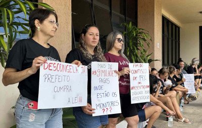 VÍDEO: Professores fazem ato com truques de mágica para cobrar diálogo e avanços em pautas históricas em Novo Hamburgo