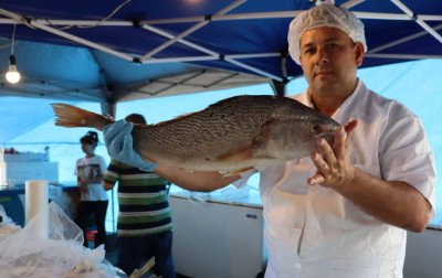 Feira do Peixe movimenta o Largo Rui Porto até esta Sexta-feira Santa