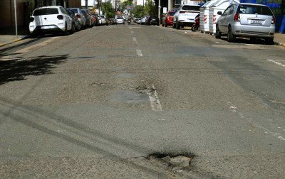 "Uma vergonha": Motoristas reclamam do asfalto da Rua 15 de Janeiro, no Centro de Canoas