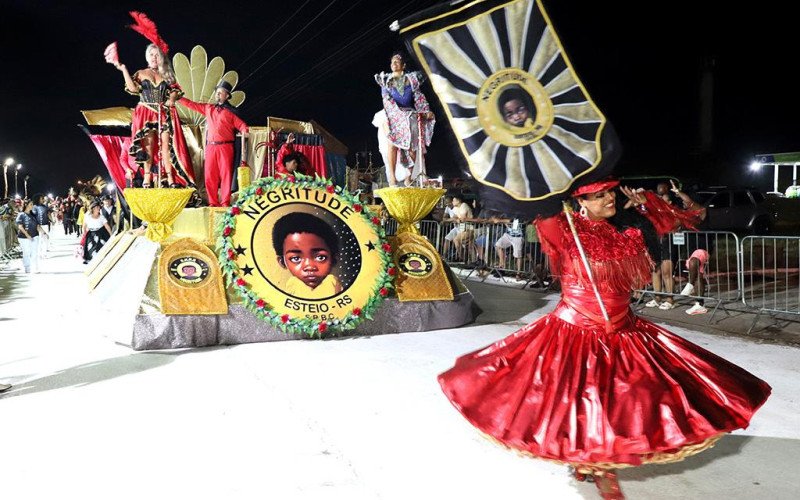 Negritude é a campeã do carnaval de Esteio 2026