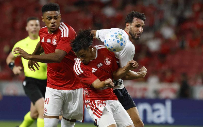 Bola em disputa no 1 a 1 entre Inter e São Paulo no Beira-Rio | abc+