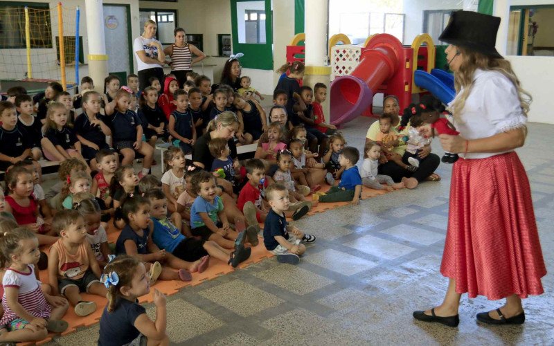 Professora Maluquinha contou histórias na Emei Laney Langaro nesta quarta-feira (1º) | abc+