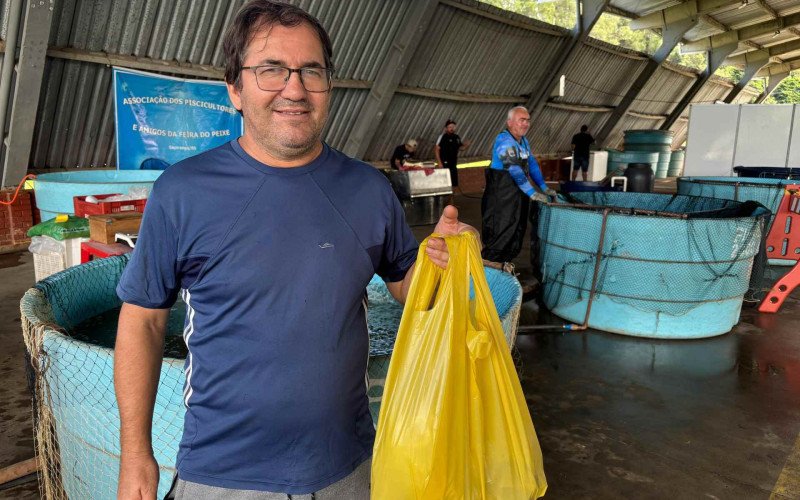 Jo&atilde;o visita a feira para avaliar os pre&ccedil;os e levar o que couber no bolso