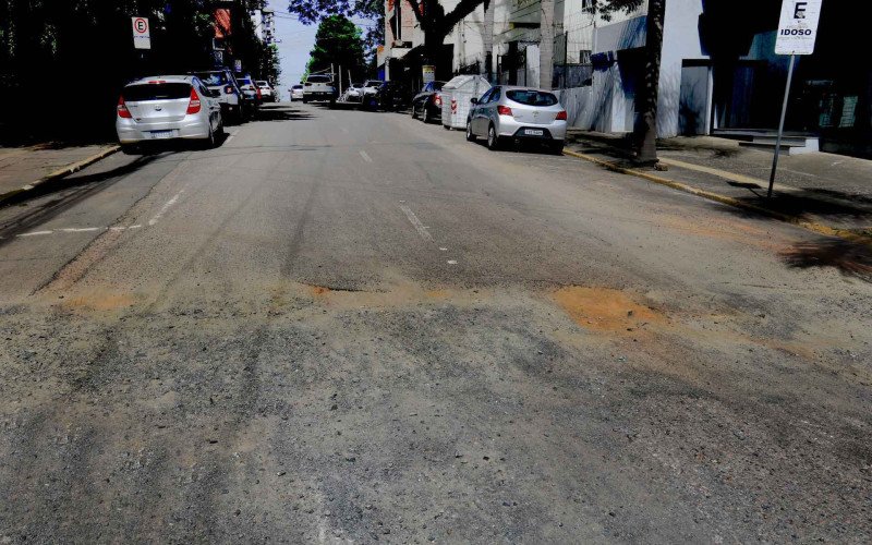 População reclama das condições do malha asfáltica da Rua 15 de Janeiro | abc+