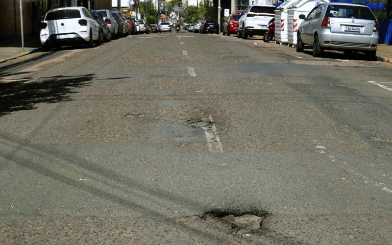 Rua 15 de Janeiro acumula trechos de má conservação | abc+