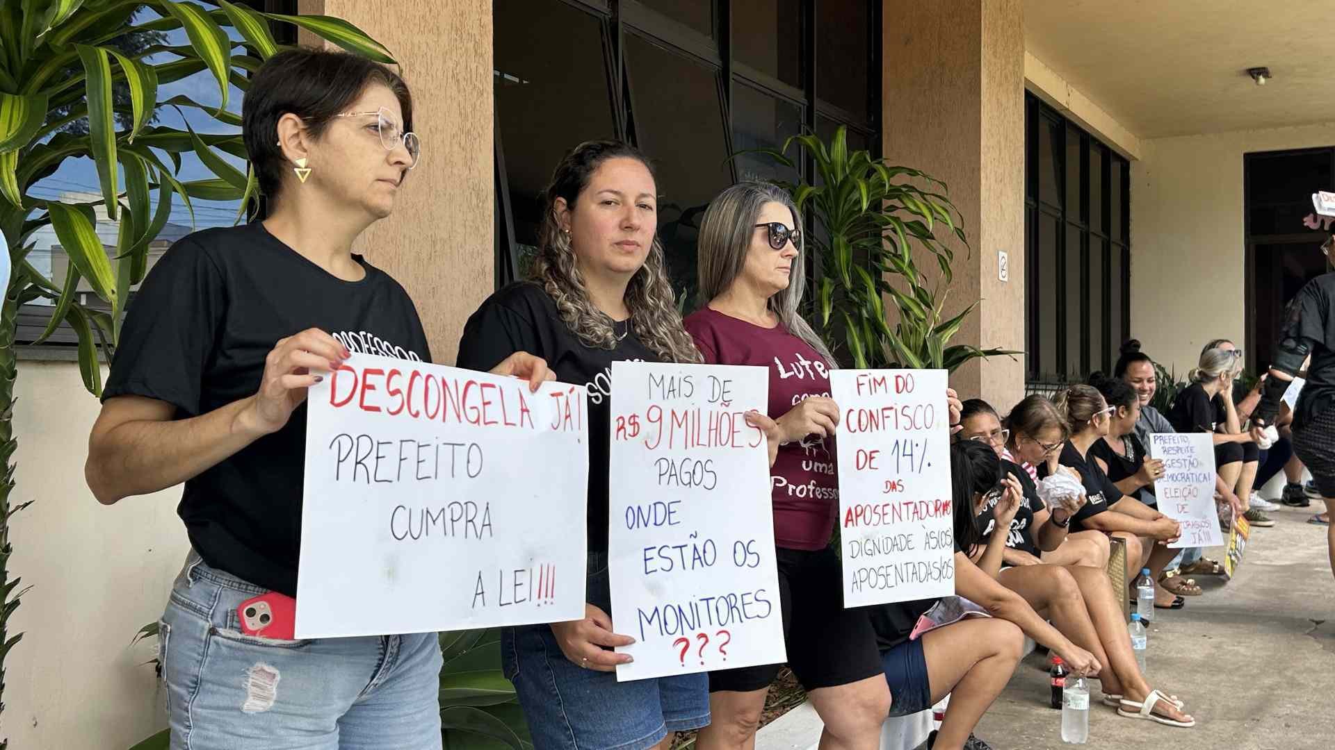 VÍDEO: Professores fazem ato com truques de mágica para cobrar diálogo e avanços em pautas históricas em Novo Hamburgo