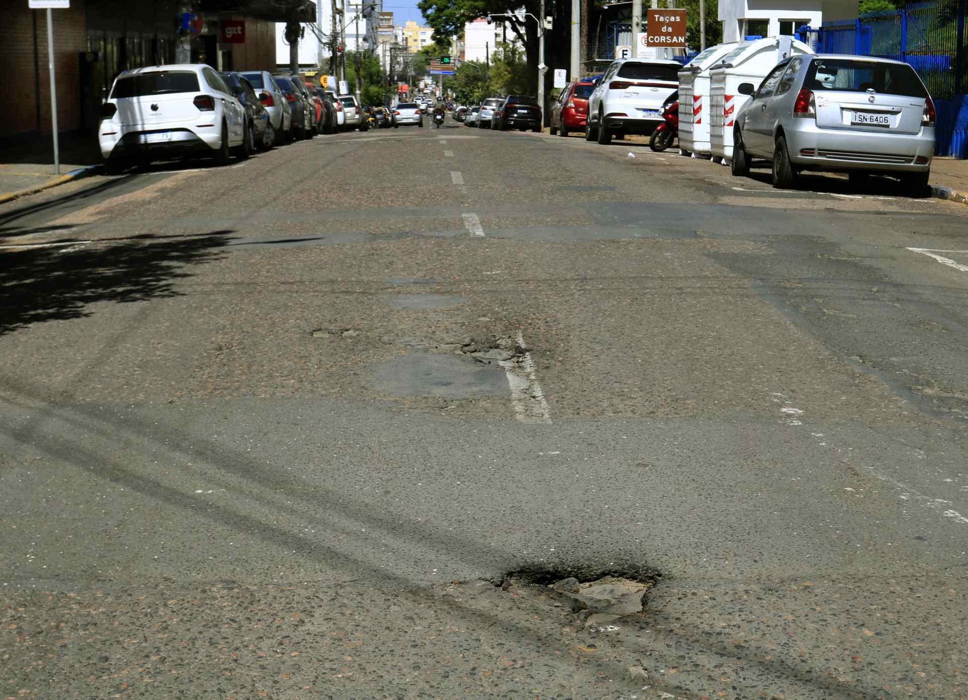 “Uma vergonha”: Motoristas reclamam do asfalto da Rua 15 de Janeiro, no Centro de Canoas