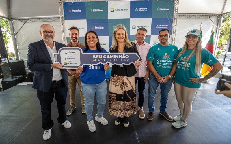 Cooperativas de reciclagem recebem novos caminhões em Canoas - Cooarlas