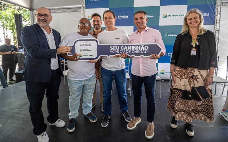 Cooperativas de reciclagem recebem novos caminhões em Canoas - Coopersol