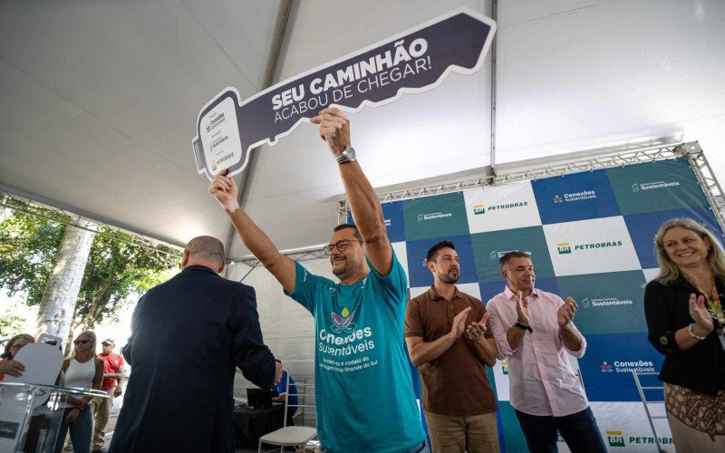 Cooperativas de reciclagem recebem novos caminhões em Canoas - Coopertec