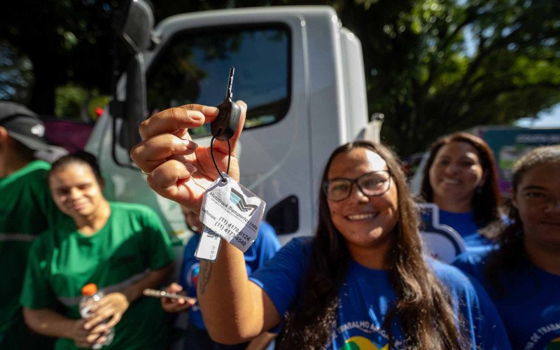 Cooperativas de reciclagem recebem novos caminhões em Canoas - Cooarlas