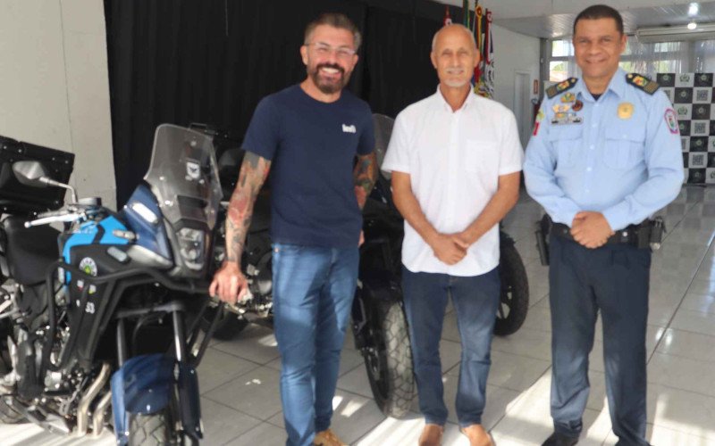 Prefeito Gustavo Finck, secret&aacute;rio Rosalino e diretor Emerson Edinei comemoram a entrega das motocicletas novas