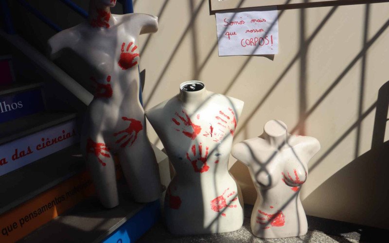 Cartazes e artes espalhadas pela escola provocam o p&uacute;blico a pensar sobre viol&ecirc;ncia e pap&eacute;is de g&ecirc;nero