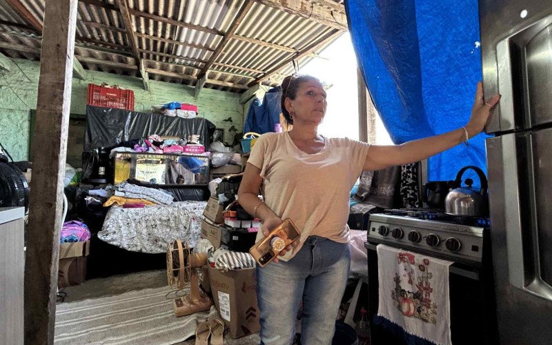 Após o incêndio que matou sua filha e destruiu a casa da família, a dona de casa Caren Corrêa mora em um espaço improvisado no quintal da casa do irmão