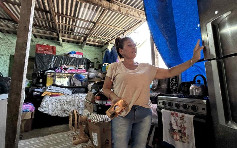 Após o incêndio que matou sua filha e destruiu a casa da família, a dona de casa Caren Corrêa mora em um espaço improvisado no quintal da casa do irmão