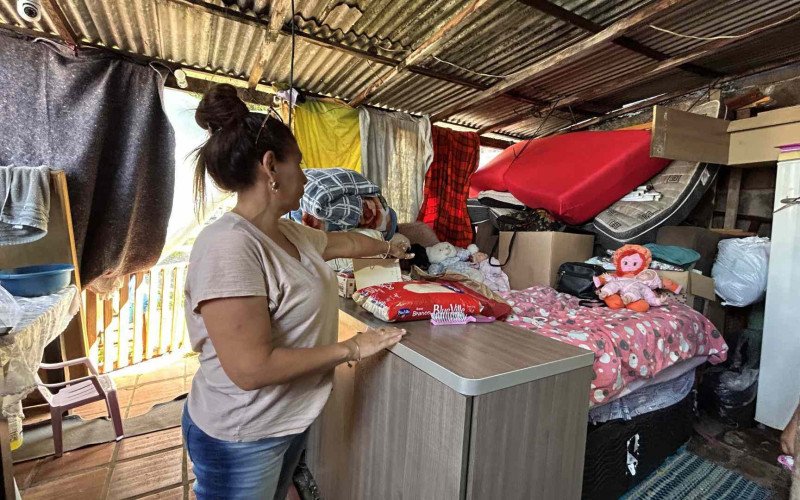 Após o incêndio que matou sua filha e destruiu a casa da família, a dona de casa Caren Corrêa mora em um espaço improvisado no quintal da casa do irmão