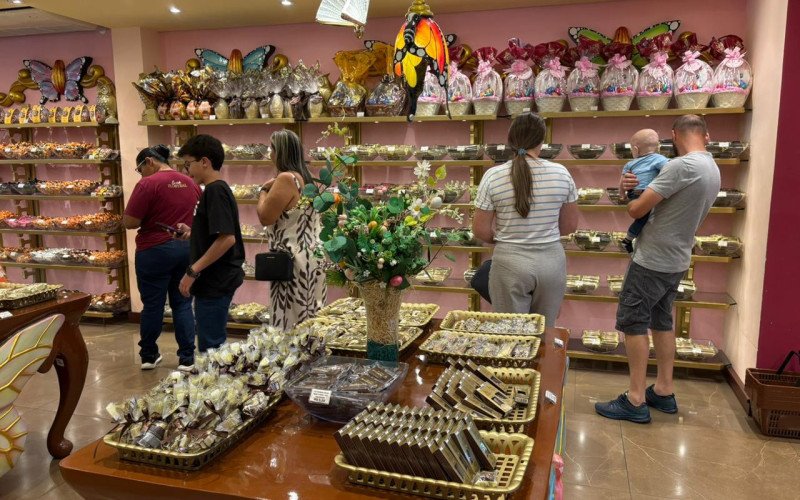 Movimentação nas lojas de chocolate para a Páscoa em Gramado