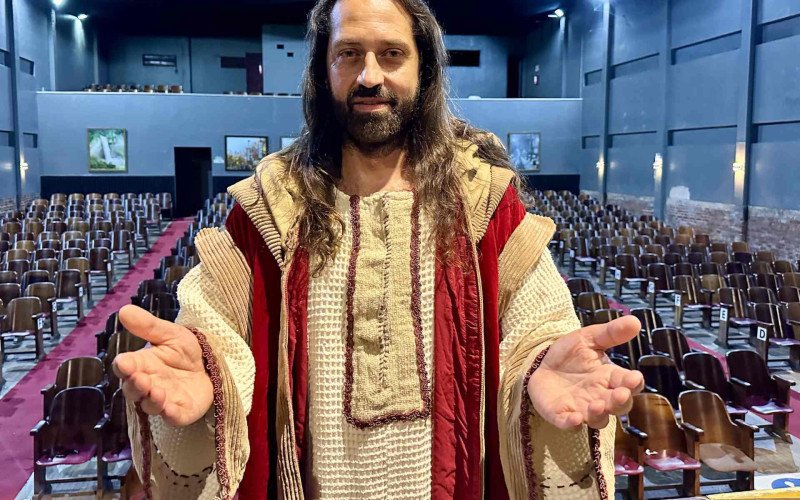 Tiago Santos interpreta Jesus