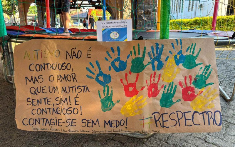 Placas espalhadas pela Rua Coberta ressaltavam a importância do tema | abc+