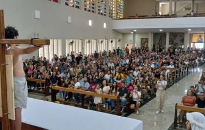 Mil rosas no túmulo de Padre Reus e Via Sacra com crianças: Veja imagens da visitação ao Santuário Sagrado Coração Jesus