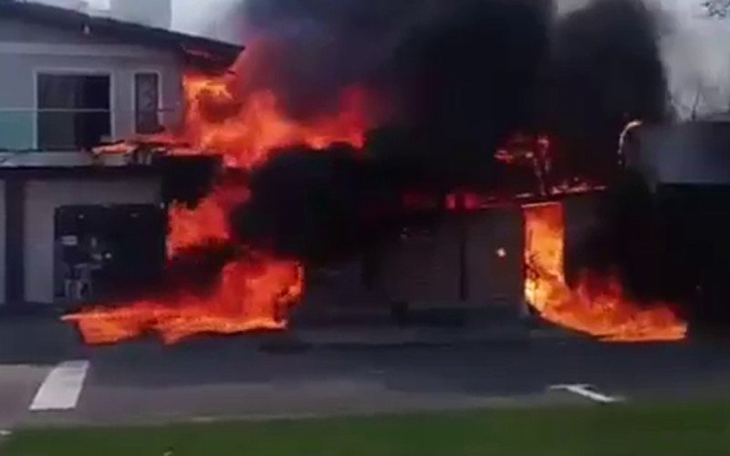 Com a queda, chamas destruíram restaurante e quase atingiu residências vizinhas | abc+