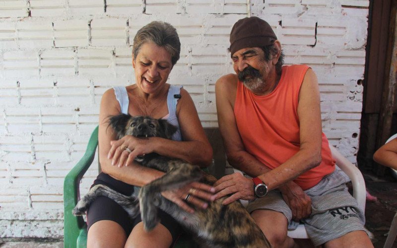 Nair e Laerte comemoram a volta de Pulgueria dois anos após a enchente
