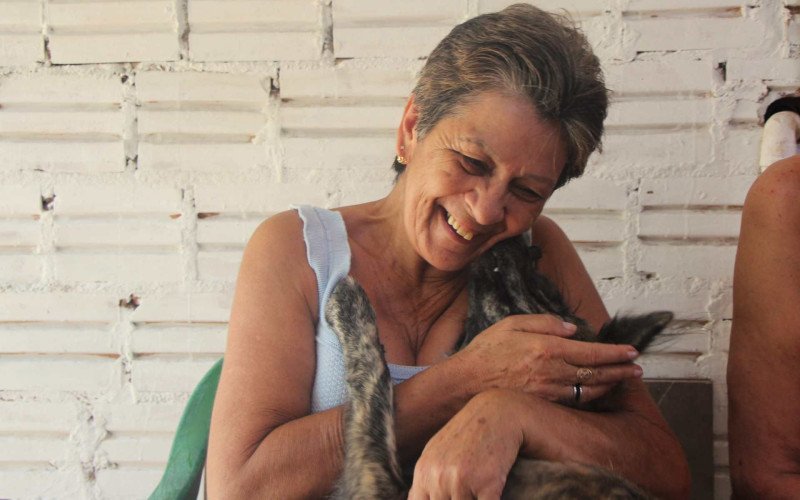 Nair recebe os carinhos da cachorrinha que "defendeu" Jesus