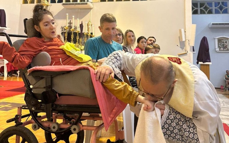 Diversos fieis permitiram ter seus p&eacute;s lavados e beijados pelo padre C&eacute;sar, que representou Jesus Cristo