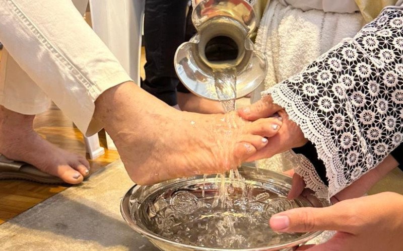 Ato simboliza a humildade e a abnega&ccedil;&atilde;o de Jesus Cristo