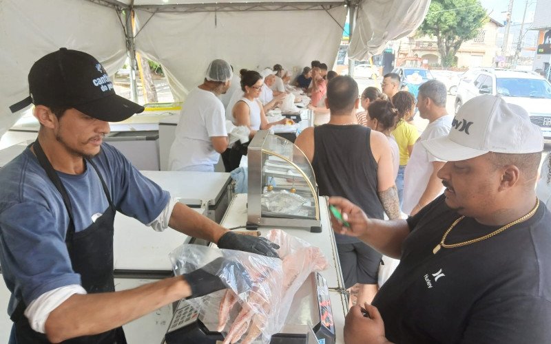 Feira do Peixe com movimento acentuado na manhã desta sexta-feira (3), em Canoas | abc+