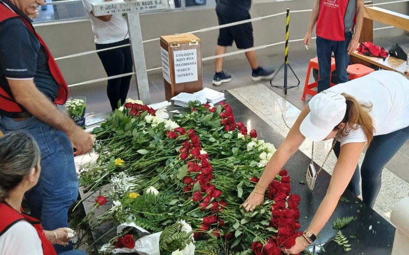 Visitação ao Santuário Sagrado Coração de Jesus, onde está o túmulo de Padre Reus, na Sexta-feira Santa (3) - Deise colocou rosas no túmulo