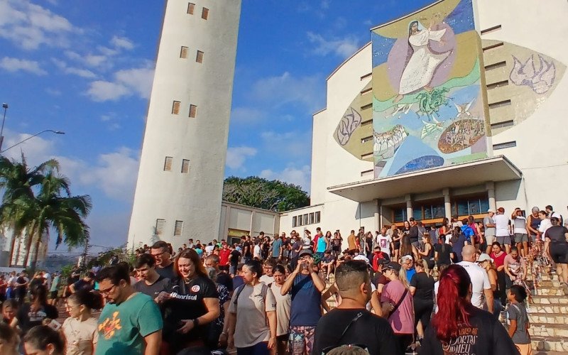 Milhares de fiéis visitam o túmulo de Padre Reus nesta Sexta-feira Santa, em São Leopoldo