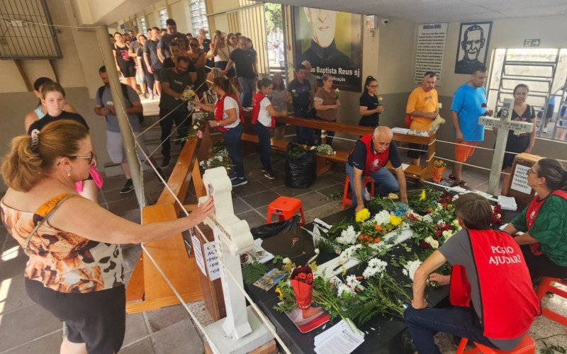 Filas se formaram para visitação ao túmulo de Padre Reus nesta Sexta-feira Santa (3) 