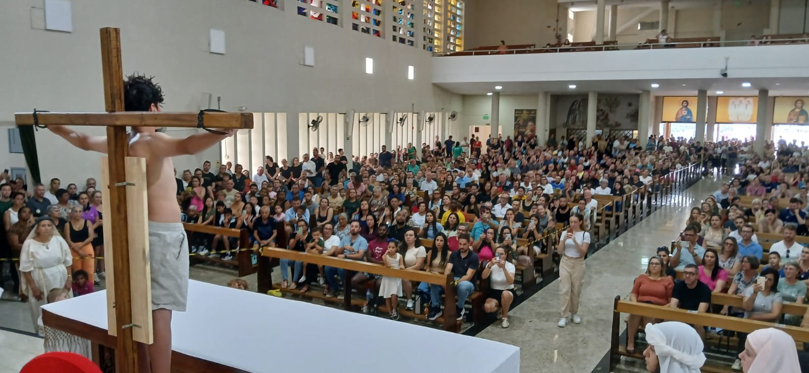 Mil rosas no túmulo de Padre Reus e Via Sacra com crianças: Veja imagens da visitação ao Santuário Sagrado Coração Jesus
