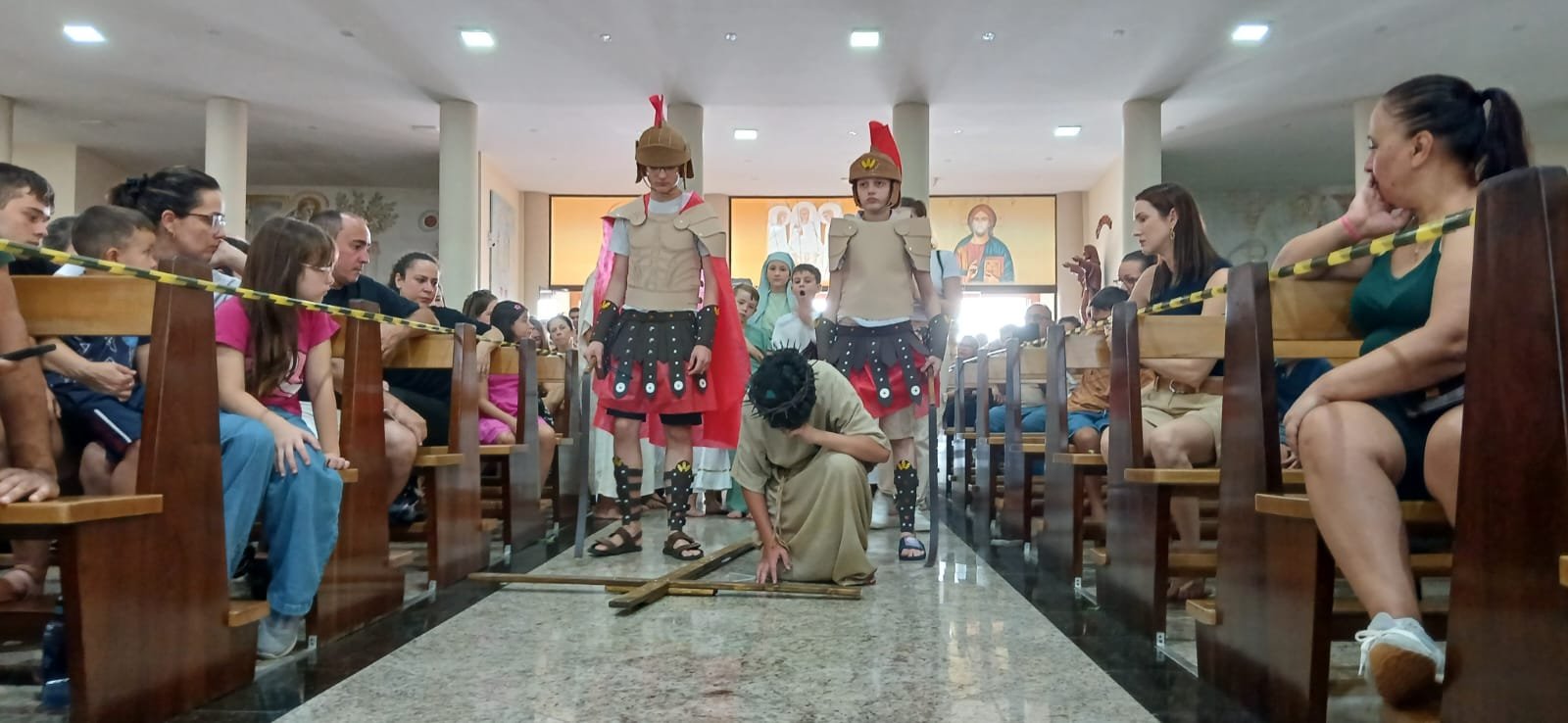 Visitação ao Santuário Sagrado Coração de Jesus, onde está o túmulo de Padre Reus, na Sexta-feira Santa (3) - encenação da Via Sacra feita por crianças