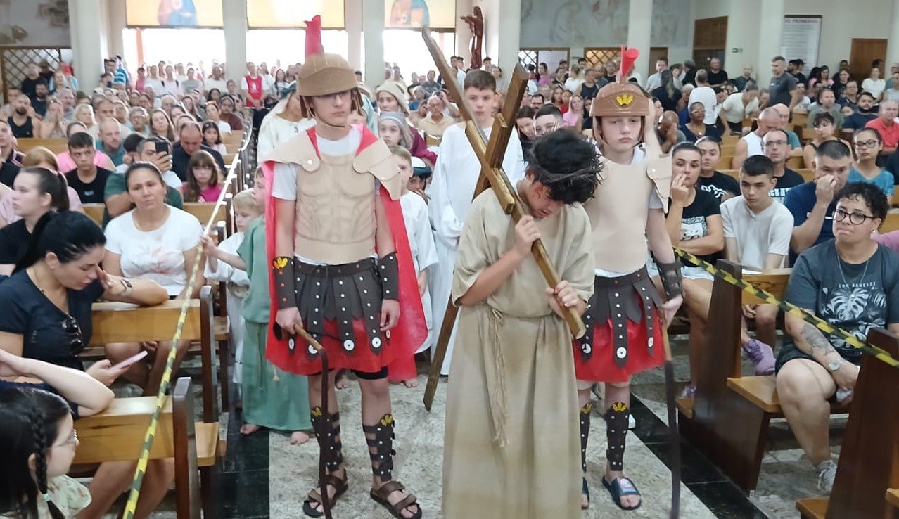 Visitação ao Santuário Sagrado Coração de Jesus, onde está o túmulo de Padre Reus, na Sexta-feira Santa (3) - encenação da Via Sacra feita por crianças