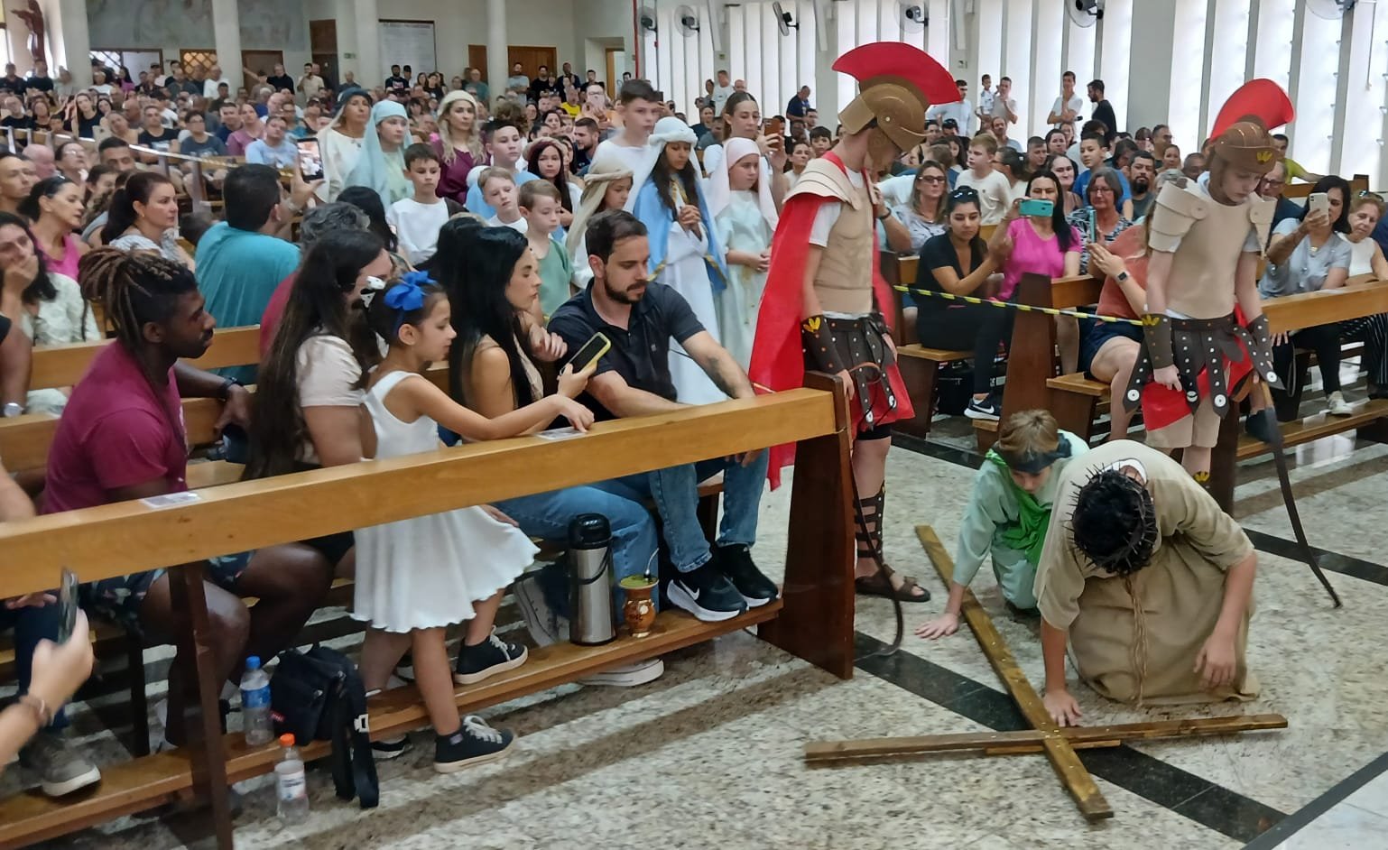 Visitação ao Santuário Sagrado Coração de Jesus, onde está o túmulo de Padre Reus, na Sexta-feira Santa (3) - encenação da Via Sacra feita por crianças
