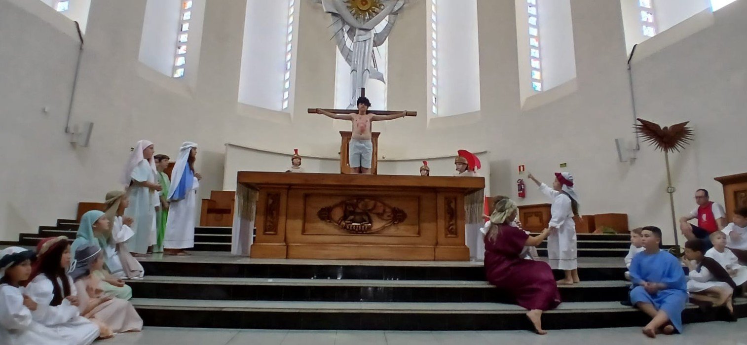 Visitação ao Santuário Sagrado Coração de Jesus, onde está o túmulo de Padre Reus, na Sexta-feira Santa (3) - encenação da Via Sacra feita por crianças
