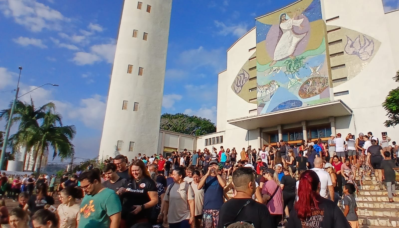 V&Iacute;DEO: Milhares de fi&eacute;is visitam t&uacute;mulo de Padre Reus nesta Sexta-feira Santa