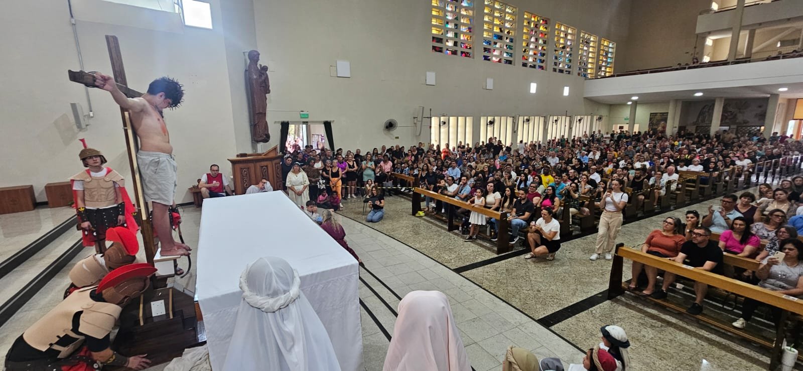 Visitação ao Santuário Sagrado Coração de Jesus, onde está o túmulo de Padre Reus, na Sexta-feira Santa (3) - encenação da Via Sacra feita por crianças lotou a igreja