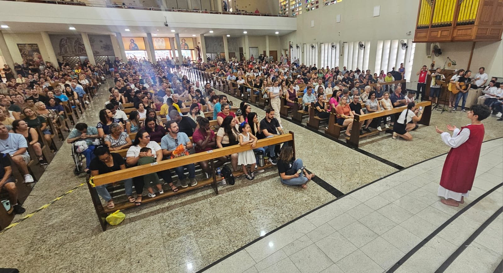Visitação ao Santuário Sagrado Coração de Jesus, onde está o túmulo de Padre Reus, na Sexta-feira Santa (3) - encenação da Via Sacra feita por crianças lotou a igreja