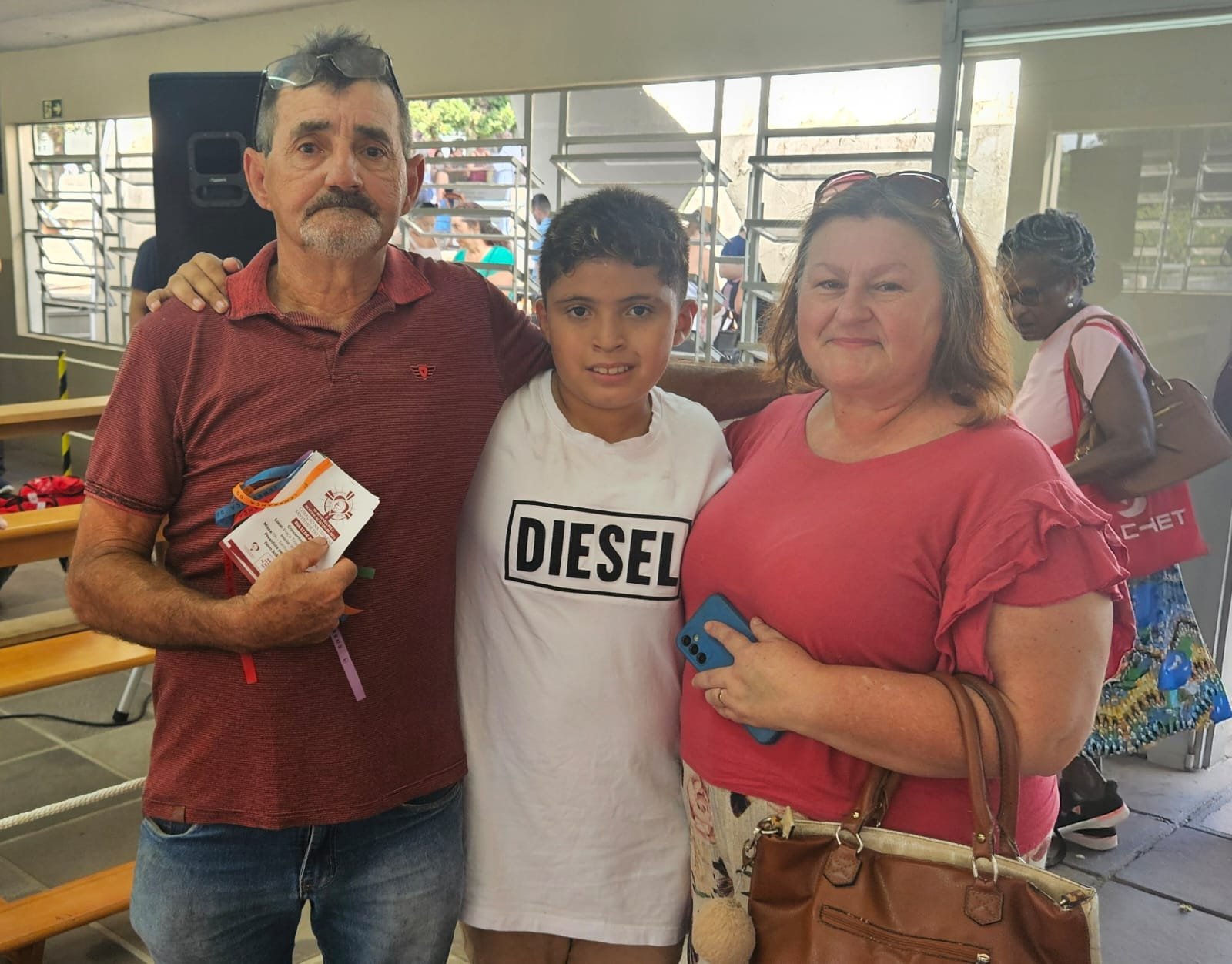 Visitação ao Santuário Sagrado Coração de Jesus, onde está o túmulo de Padre Reus, na Sexta-feira Santa (3) - Geraldo, Margarete e o neto João Vitor