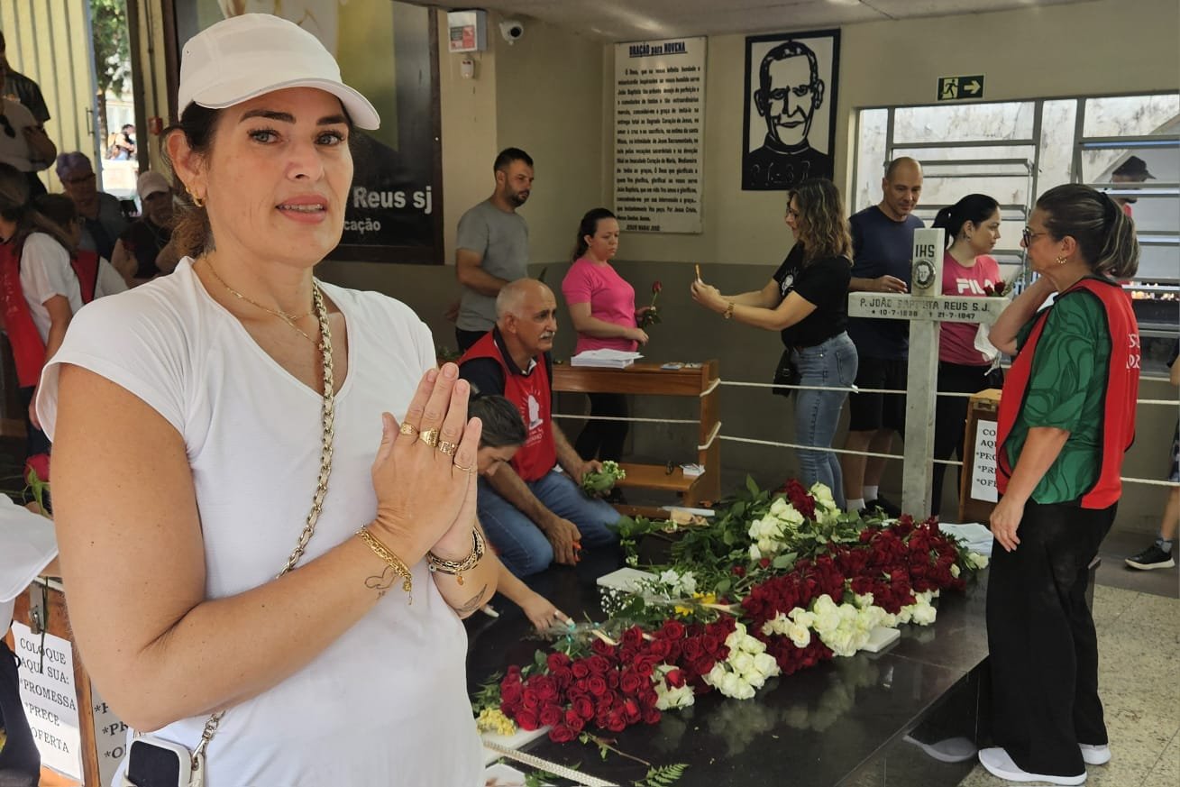 Visitação ao Santuário Sagrado Coração de Jesus, onde está o túmulo de Padre Reus, na Sexta-feira Santa (3) - Deise pagou promessa e colocou mil rosas sobre o túmulo
