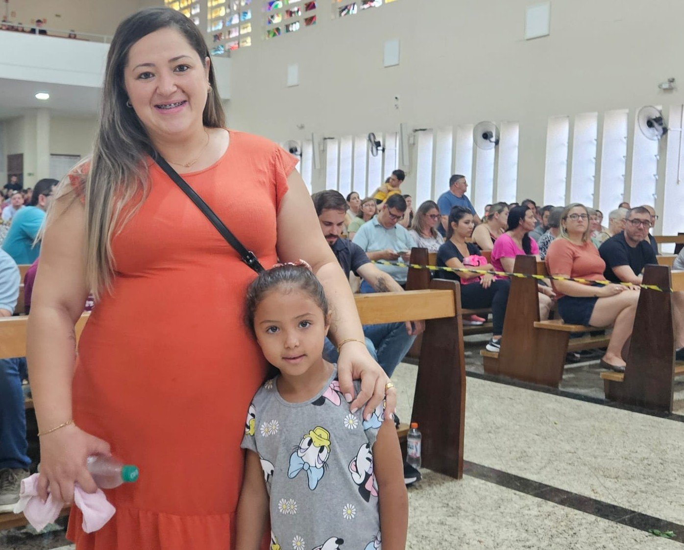 Visitação ao Santuário Sagrado Coração de Jesus, onde está o túmulo de Padre Reus, na Sexta-feira Santa (3) - Jéssica com a filha Helena