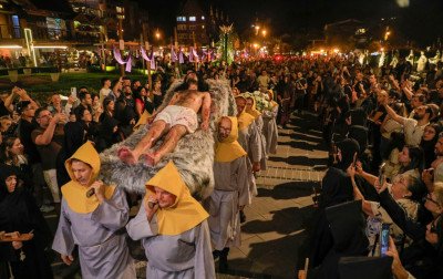 Procissão dos Passos emociona multidão em Gramado; mais de 20 mil pessoas assistiram ao cortejo