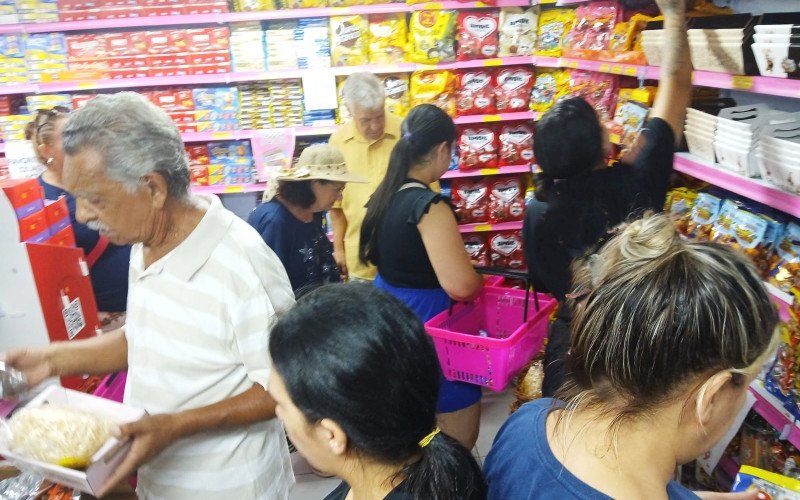 Movimentação em algumas lojas é acentuada, na manhã deste sábado (4), em Canoas | abc+