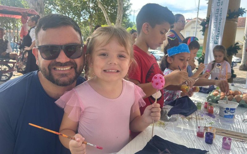 Guilherme levou a filha Gabrielle para as atividades de P&aacute;scoa em Campo Bom