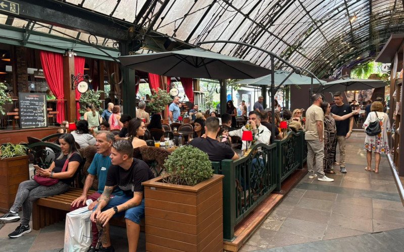 Sábado de Páscoa tem grande movimentação o Centro de Gramado