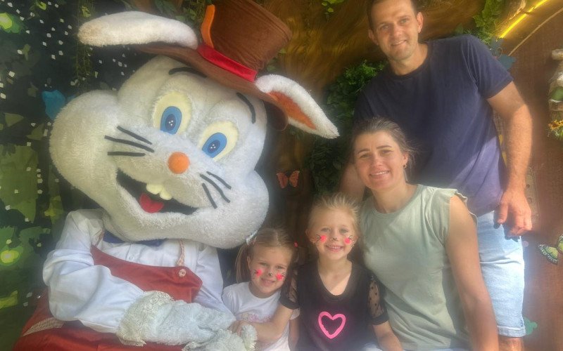 As pequenas Helo&iacute;sa e Laura, de S&atilde;o Jos&eacute; do Hort&ecirc;ncio, foram conhecer o Pascoalito na companhia da m&atilde;e, Carla, e do pai, Wagner